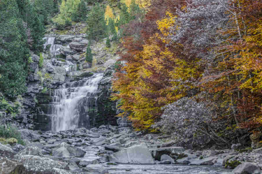 Huesca - parque nacional de Ordesa y Monte Perdido - valle de Ordesa 54 - Gradas de Soaso y rio Arazas.jpg